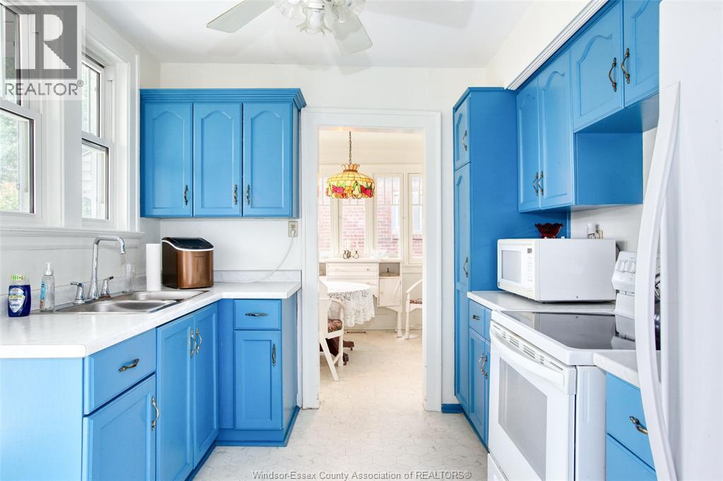 127 Lakewood, Amherstburg, ON - Indoor Photo Showing Kitchen With Double Sink