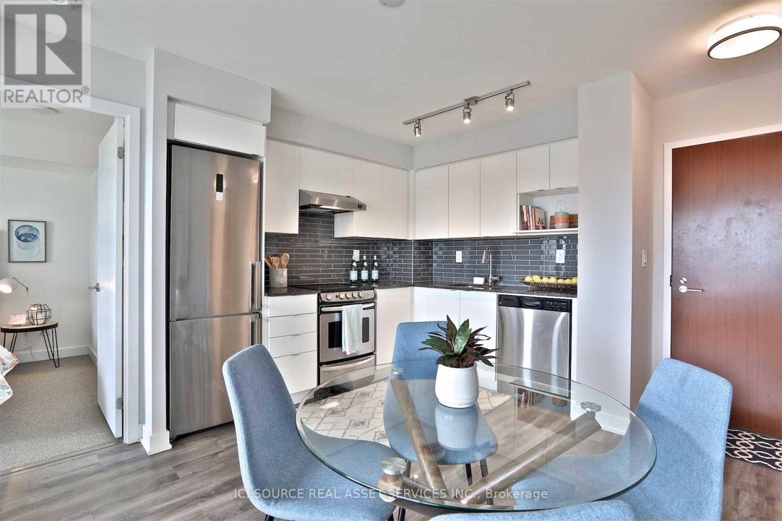 525 - 160 Flemington Road, Toronto, ON - Indoor Photo Showing Kitchen With Stainless Steel Kitchen With Upgraded Kitchen