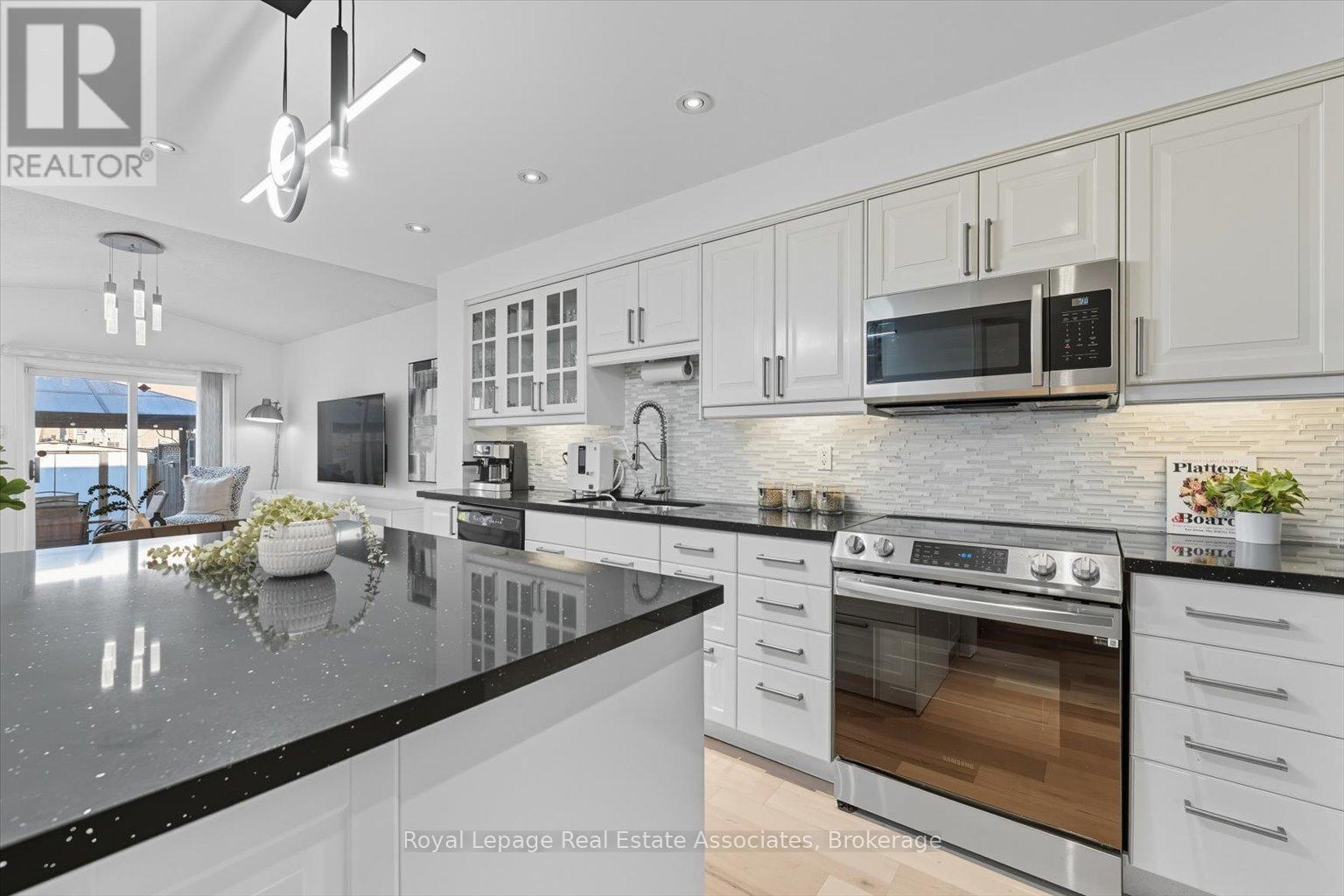 443 Stonetree Court, Mississauga, ON - Indoor Photo Showing Kitchen With Upgraded Kitchen