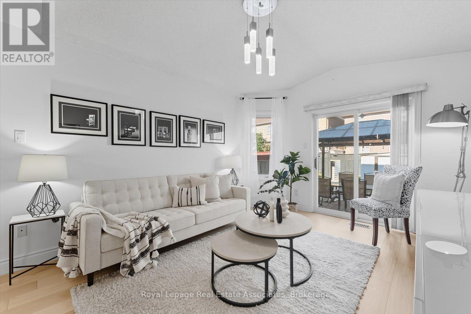 443 Stonetree Court, Mississauga, ON - Indoor Photo Showing Living Room