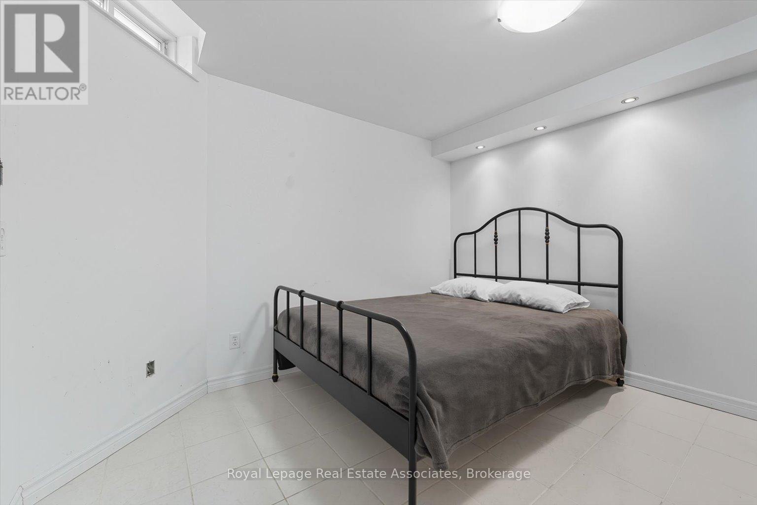 443 Stonetree Court, Mississauga, ON - Indoor Photo Showing Bedroom