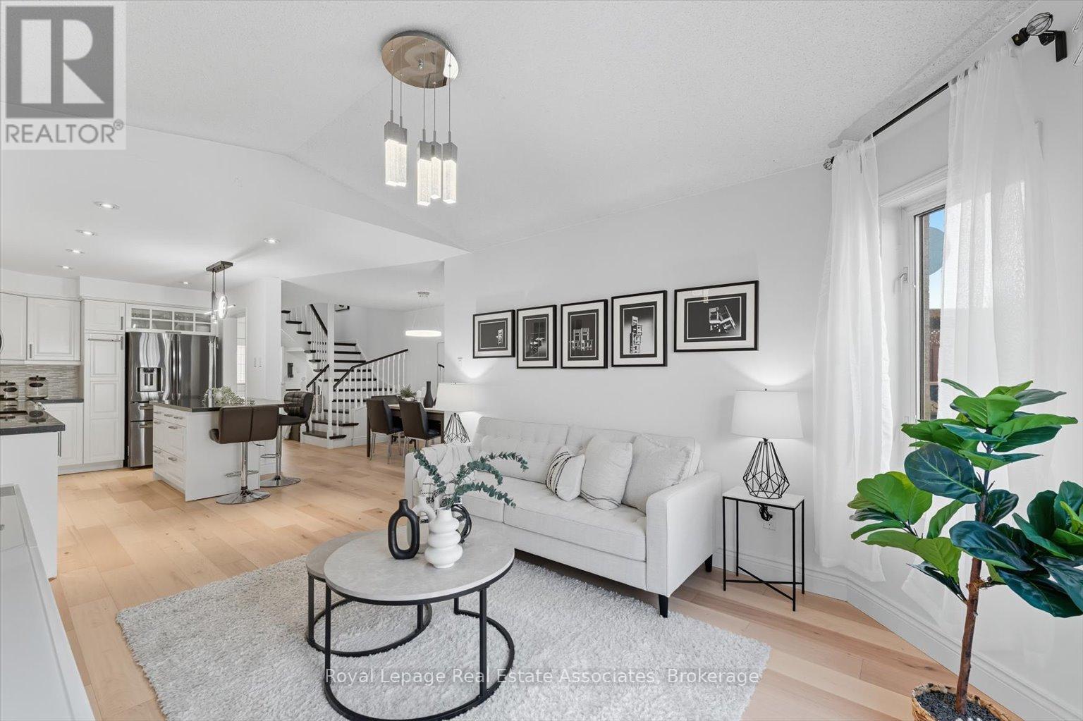 443 Stonetree Court, Mississauga, ON - Indoor Photo Showing Living Room