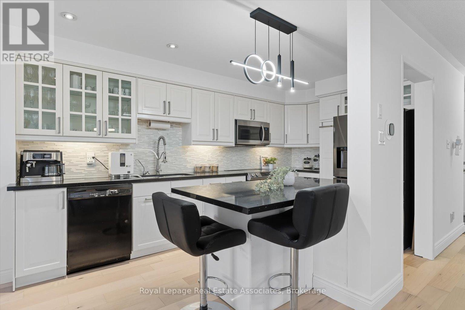 443 Stonetree Court, Mississauga, ON - Indoor Photo Showing Kitchen With Upgraded Kitchen