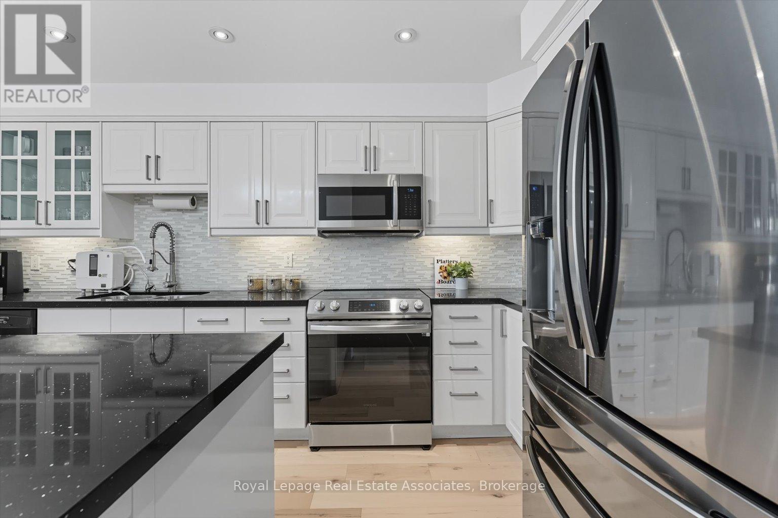443 Stonetree Court, Mississauga, ON - Indoor Photo Showing Kitchen With Upgraded Kitchen