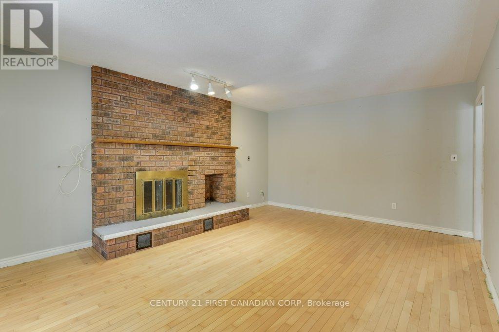 14 Donnybrook Road, London North (North B), ON - Indoor With Fireplace