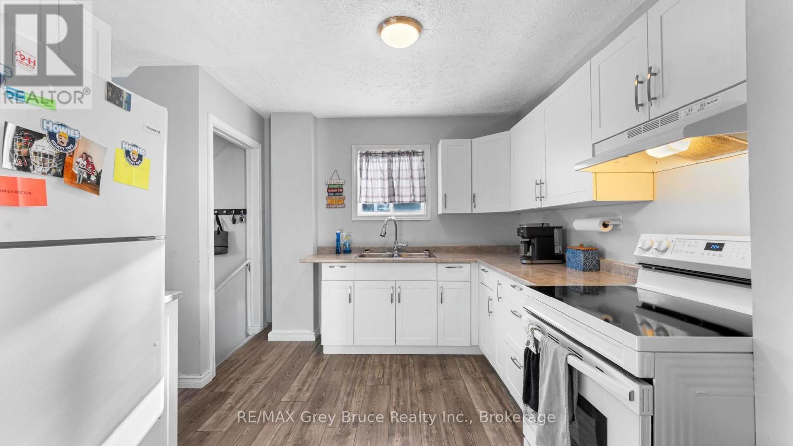 1666 3Rd Avenue W, Owen Sound, ON - Indoor Photo Showing Kitchen