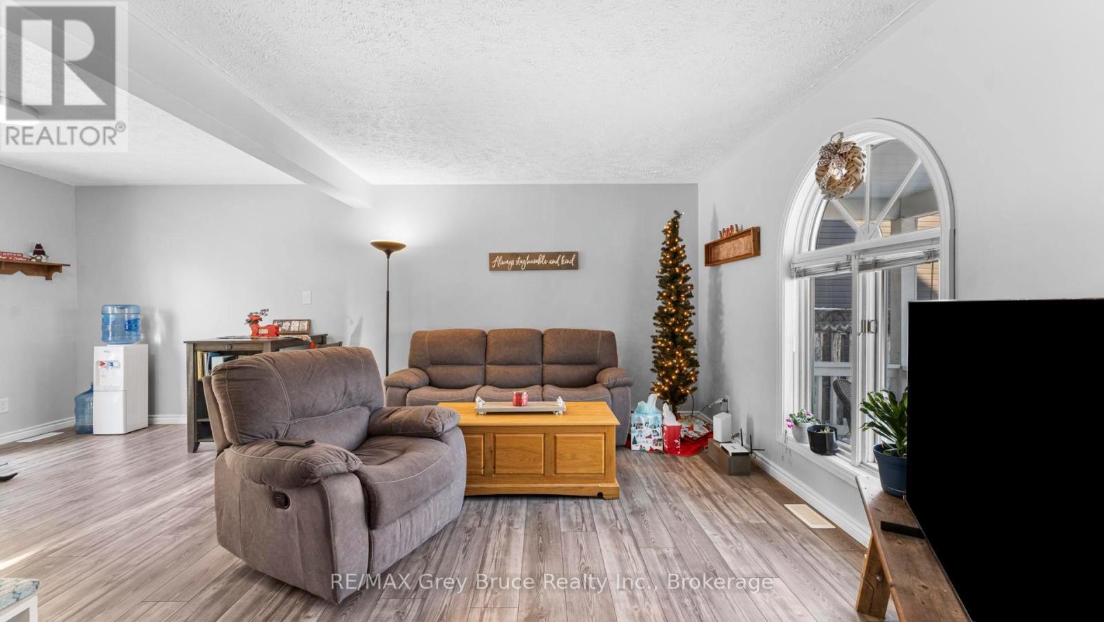 1666 3Rd Avenue W, Owen Sound, ON - Indoor Photo Showing Living Room