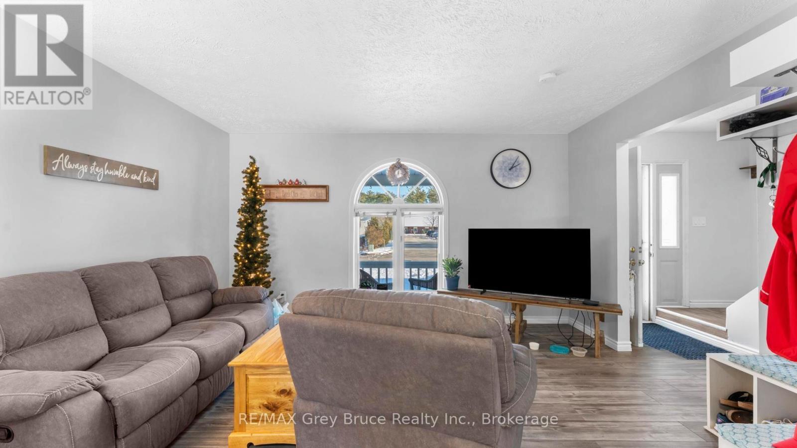 1666 3Rd Avenue W, Owen Sound, ON - Indoor Photo Showing Living Room