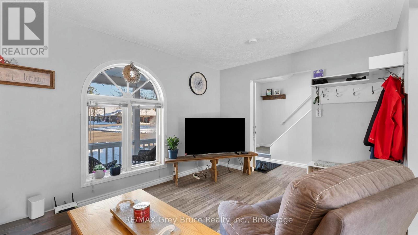 1666 3Rd Avenue W, Owen Sound, ON - Indoor Photo Showing Living Room