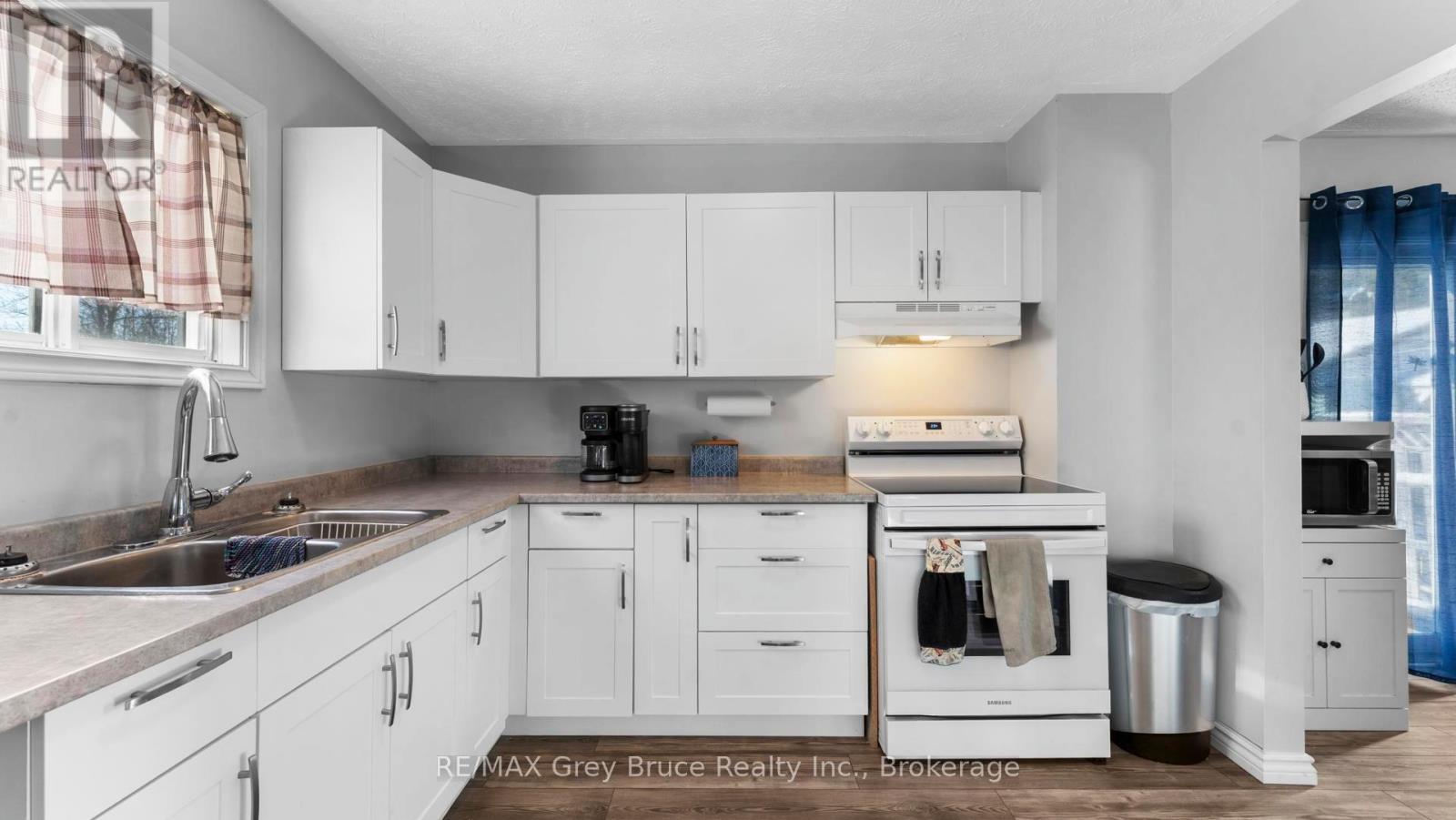 1666 3Rd Avenue W, Owen Sound, ON - Indoor Photo Showing Kitchen With Double Sink