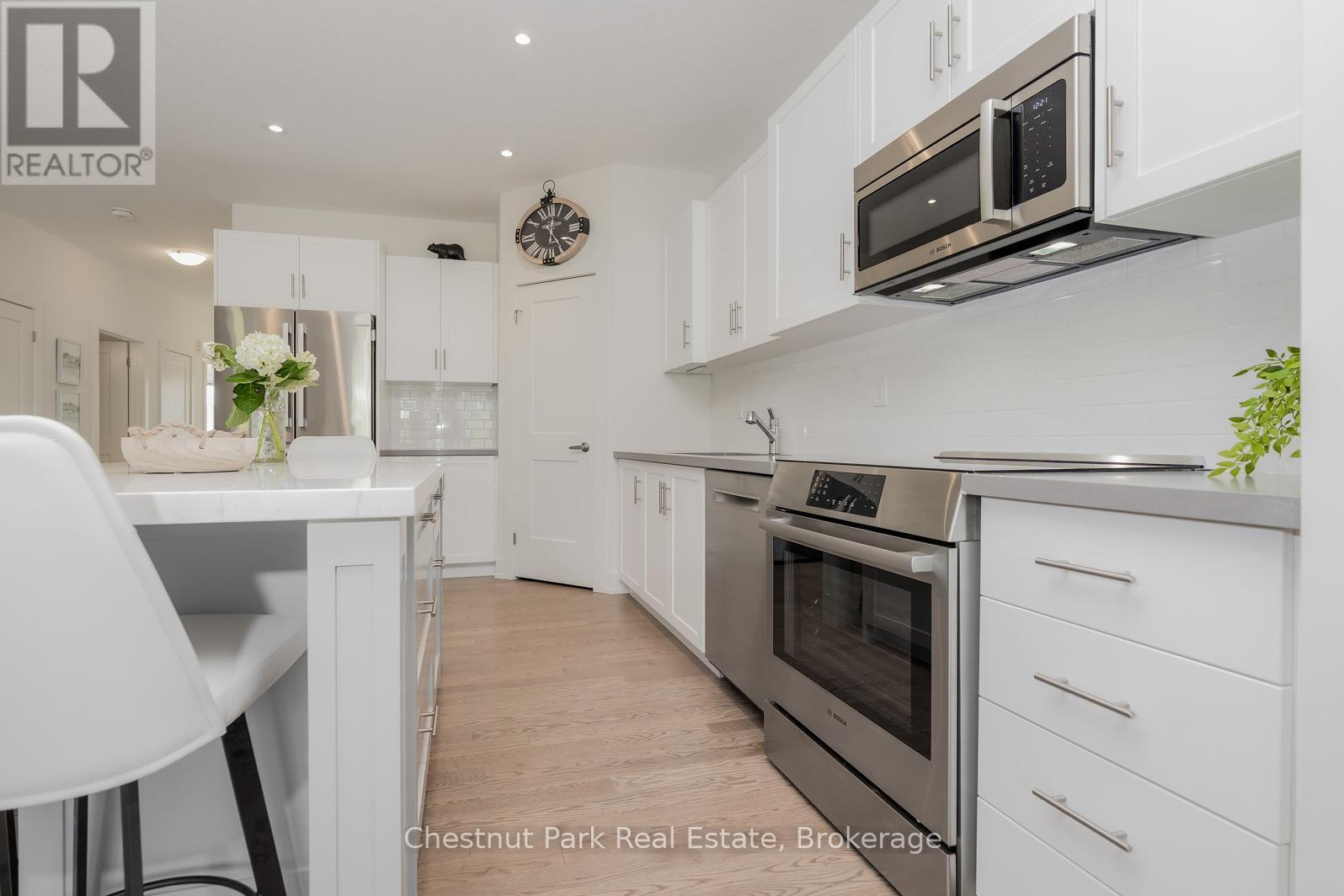 161 Hawthorn Crescent, Georgian Bluffs, ON - Indoor Photo Showing Kitchen With Upgraded Kitchen