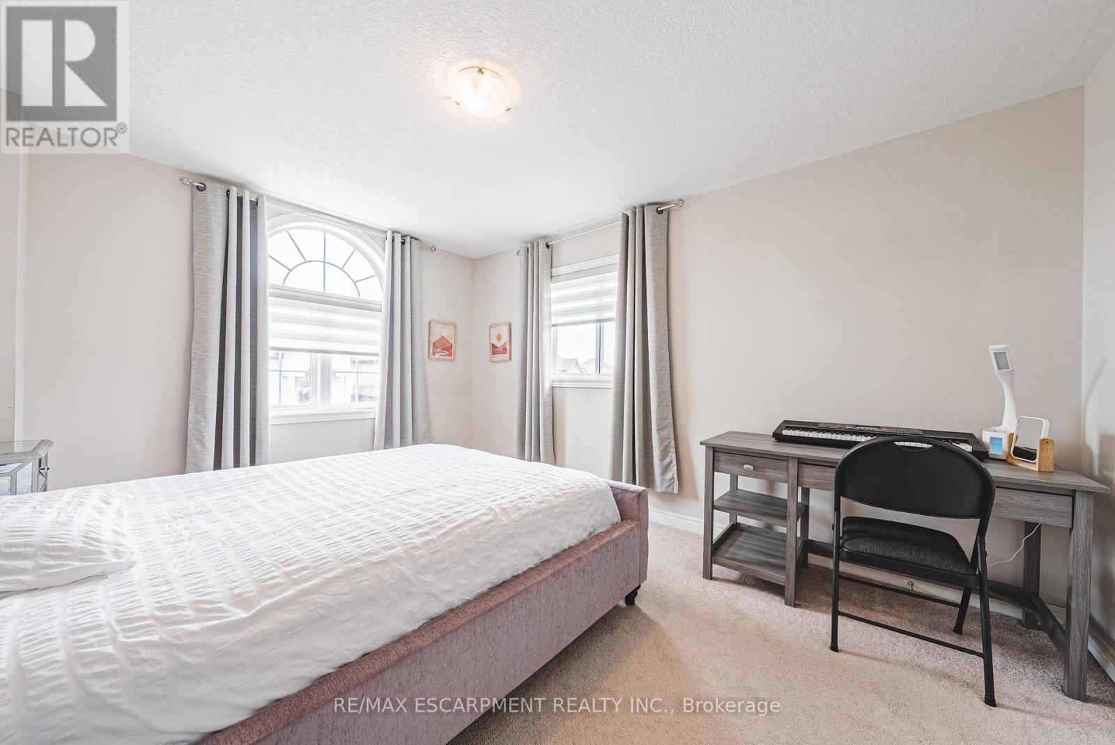 96 Hidden Ridge Crescent, Hamilton, ON - Indoor Photo Showing Bedroom