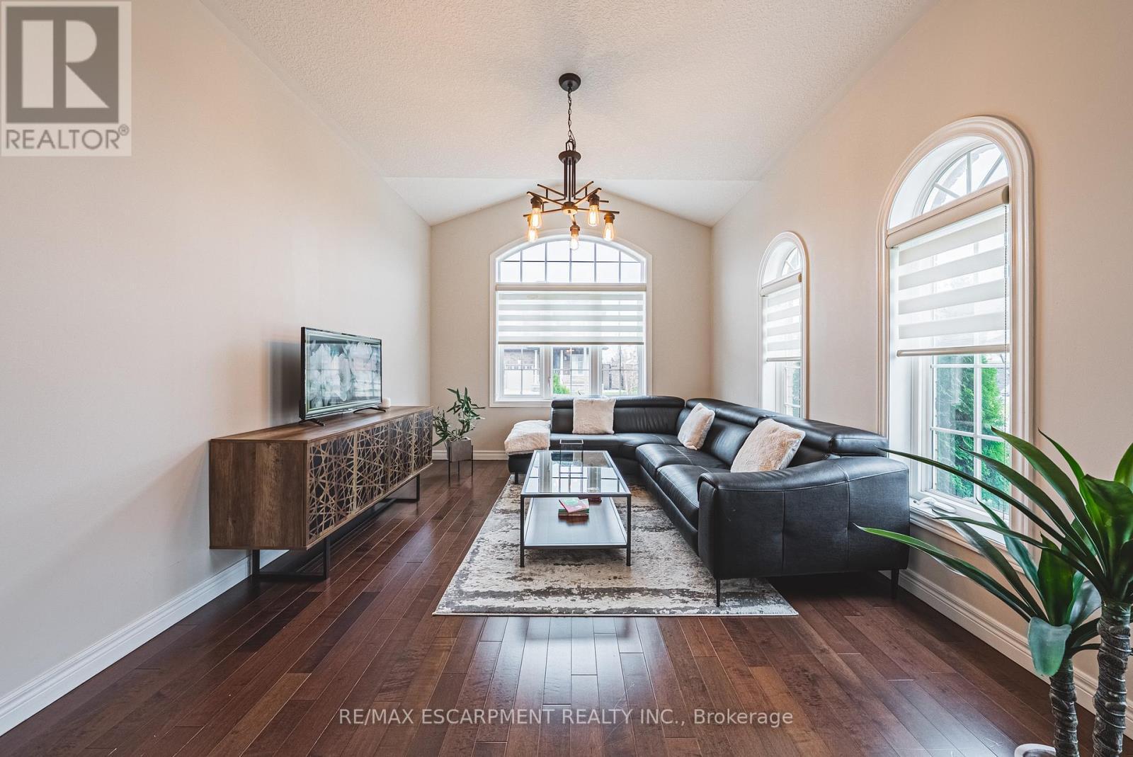 96 Hidden Ridge Crescent, Hamilton, ON - Indoor Photo Showing Living Room