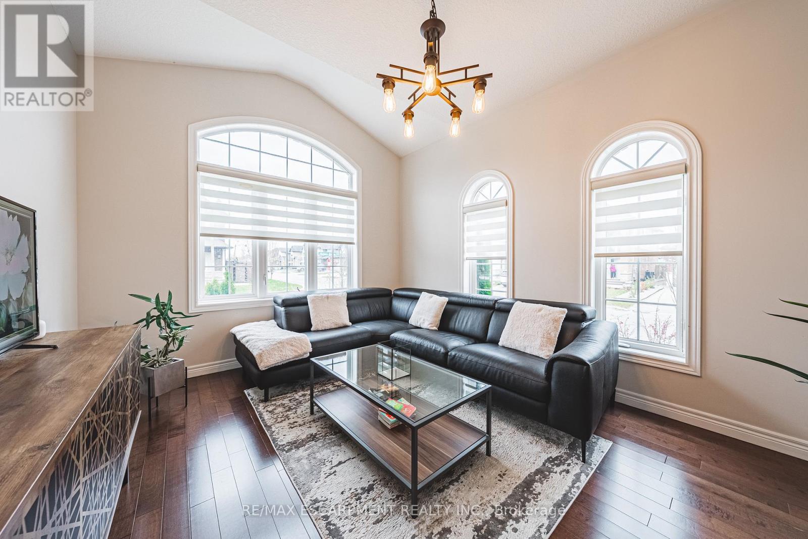96 Hidden Ridge Crescent, Hamilton, ON - Indoor Photo Showing Living Room