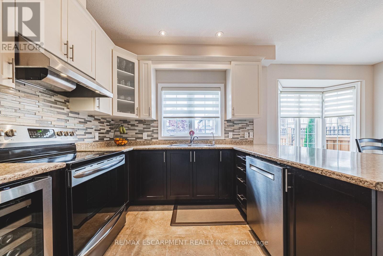 96 Hidden Ridge Crescent, Hamilton, ON - Indoor Photo Showing Kitchen With Upgraded Kitchen