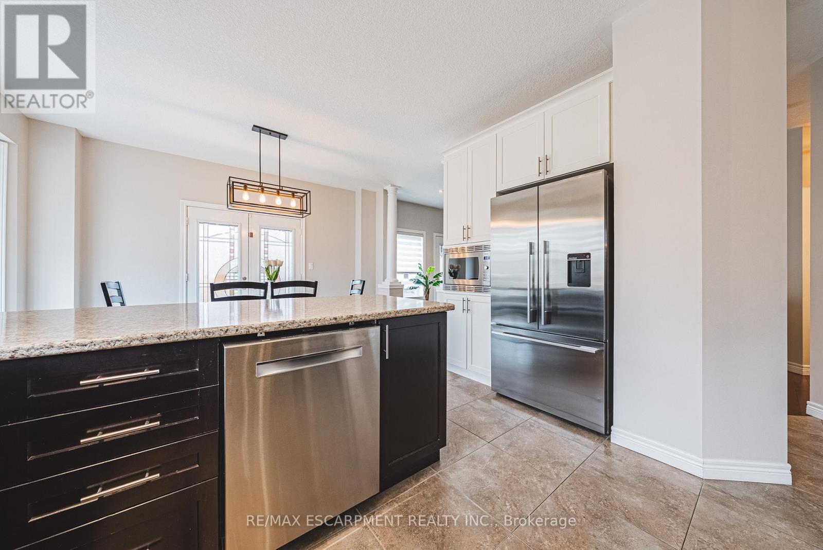 96 Hidden Ridge Crescent, Hamilton, ON - Indoor Photo Showing Kitchen With Upgraded Kitchen