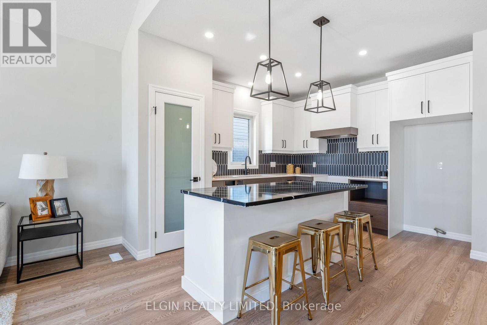 9 Dunning Way, St. Thomas, ON - Indoor Photo Showing Kitchen With Upgraded Kitchen