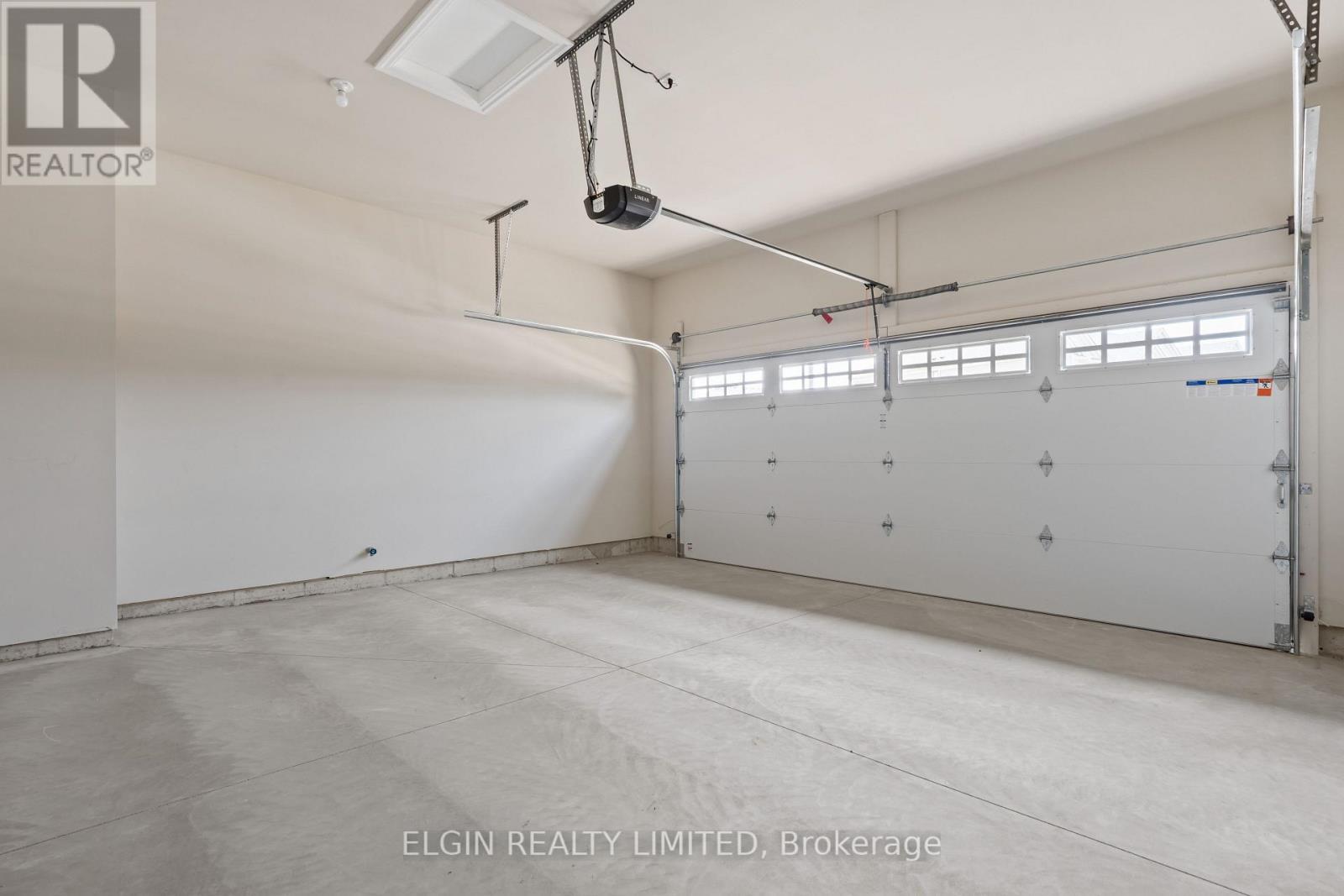 9 Dunning Way, St. Thomas, ON - Indoor Photo Showing Garage