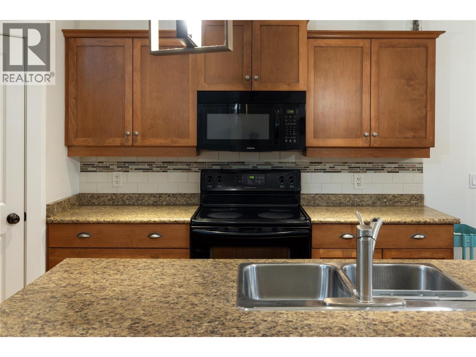 plenty of counter and... - 10634 Powley Court Unit# 208, Lake Country, BC - Indoor Photo Showing Kitchen With Double Sink