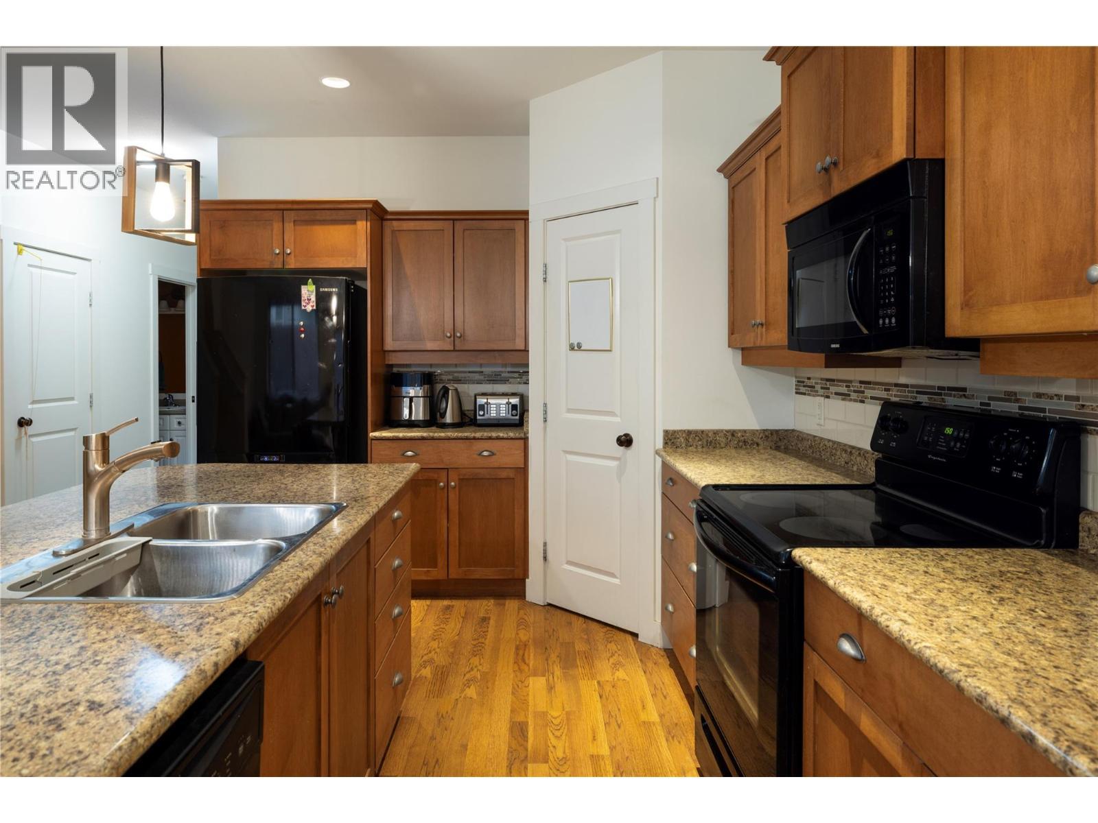 Super functional kitchen layout - 10634 Powley Court Unit# 208, Lake Country, BC - Indoor Photo Showing Kitchen With Double Sink