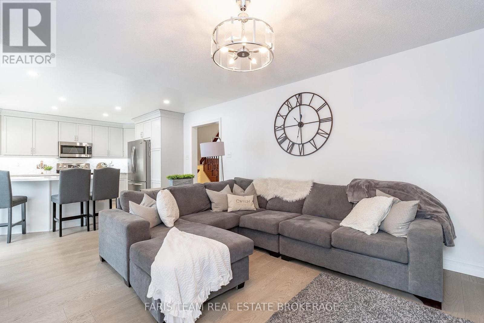 3 Saxon Road, Barrie, ON - Indoor Photo Showing Living Room