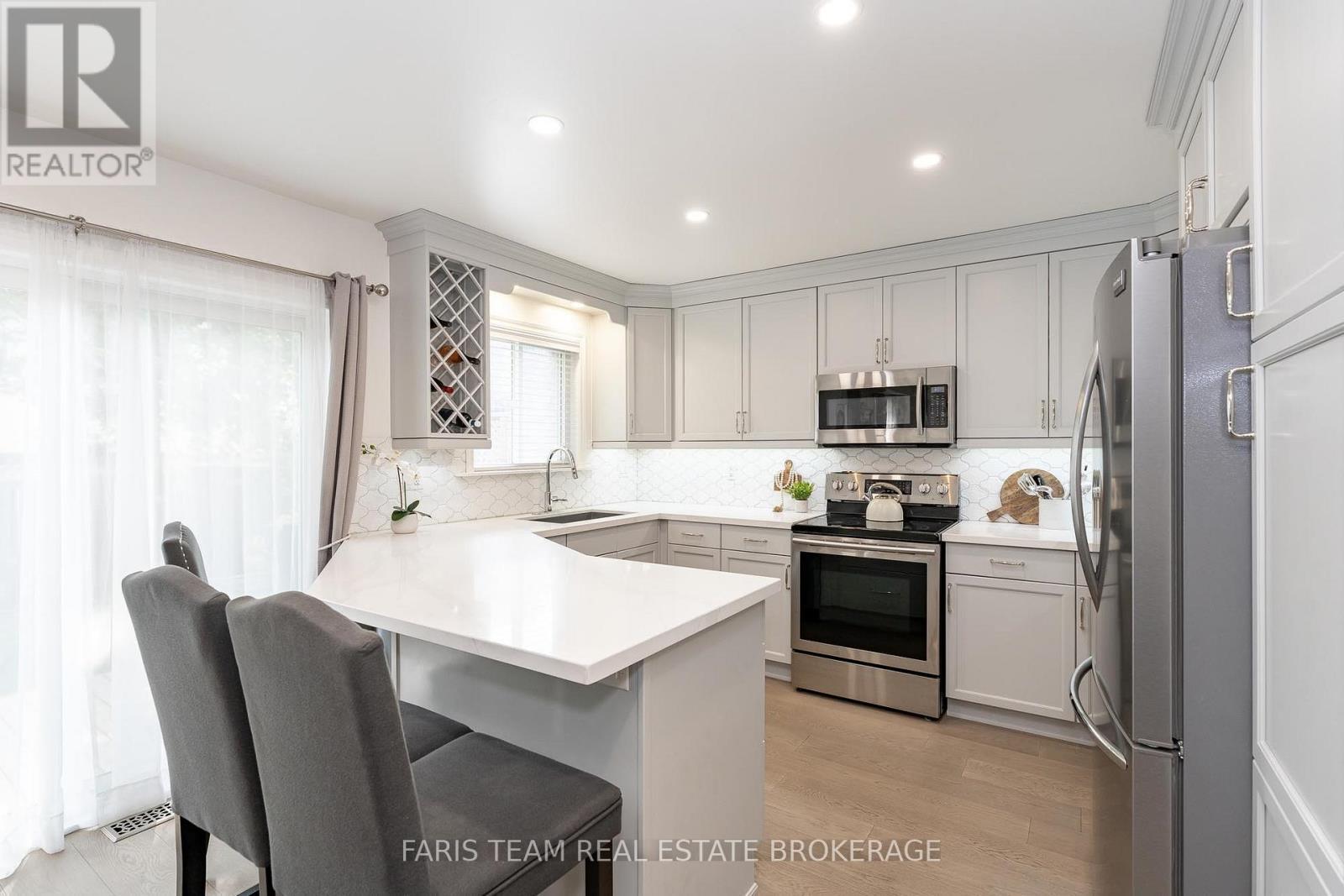 3 Saxon Road, Barrie, ON - Indoor Photo Showing Kitchen