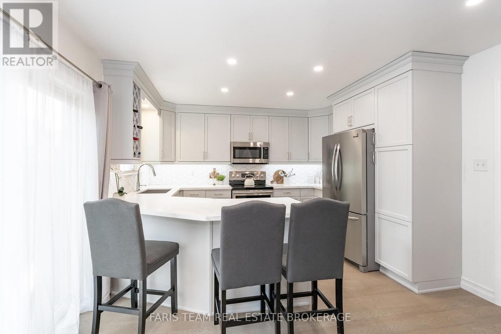 3 Saxon Road, Barrie, ON - Indoor Photo Showing Kitchen