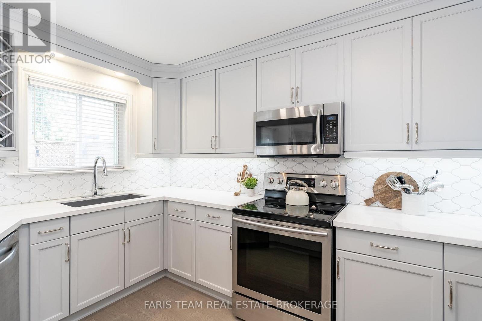 3 Saxon Road, Barrie, ON - Indoor Photo Showing Kitchen With Upgraded Kitchen