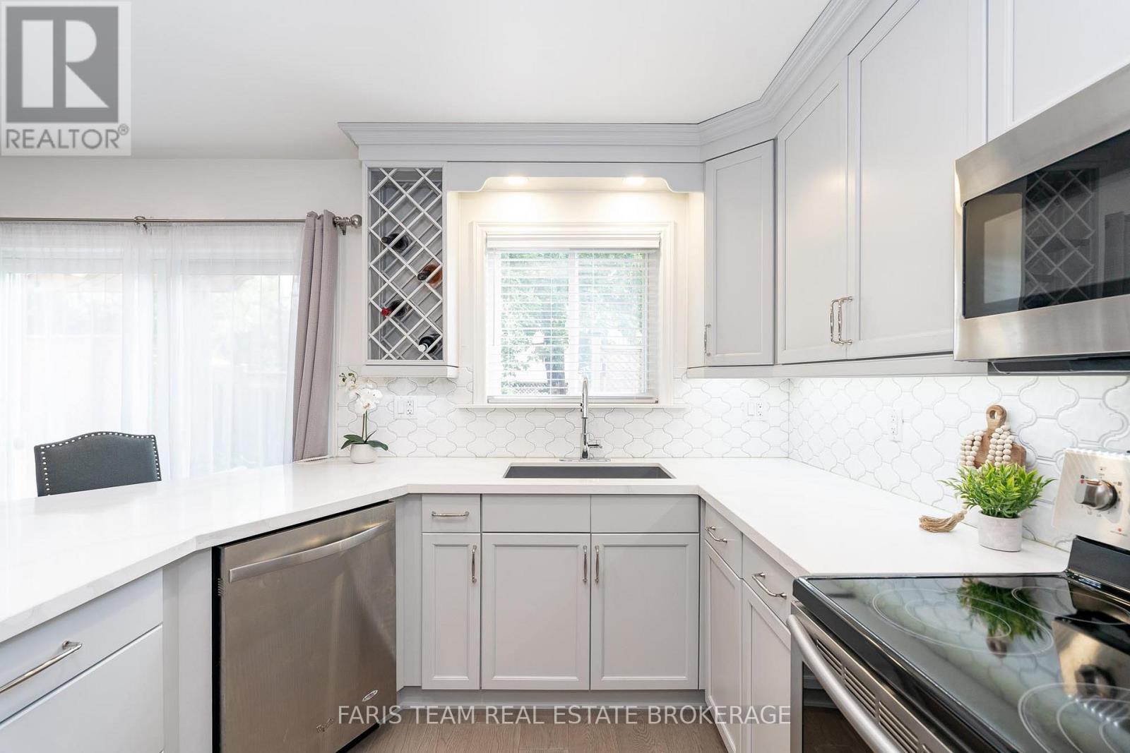 3 Saxon Road, Barrie, ON - Indoor Photo Showing Kitchen With Upgraded Kitchen