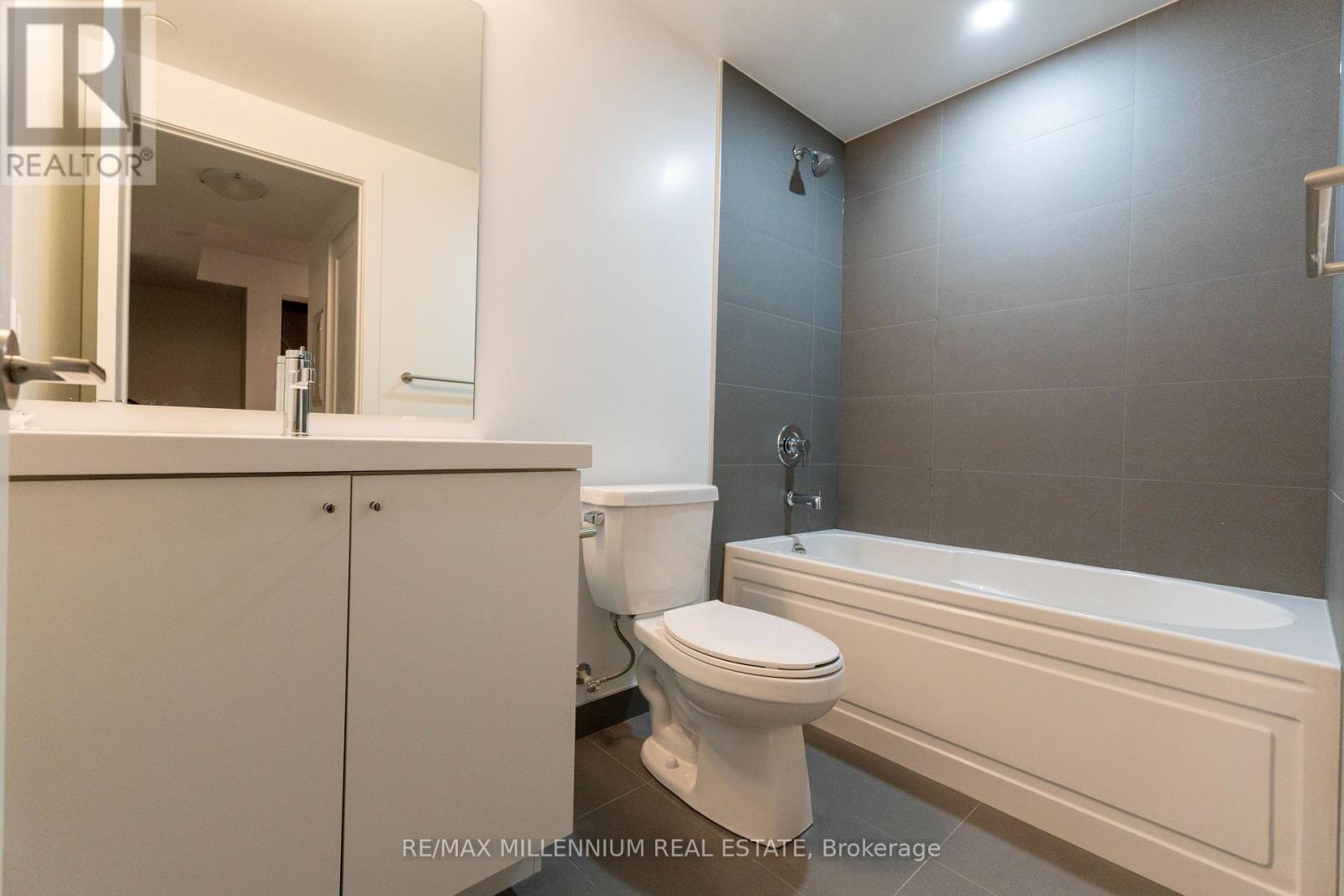 1540 - 2545 Simcoe Street N, Oshawa, ON - Indoor Photo Showing Bathroom