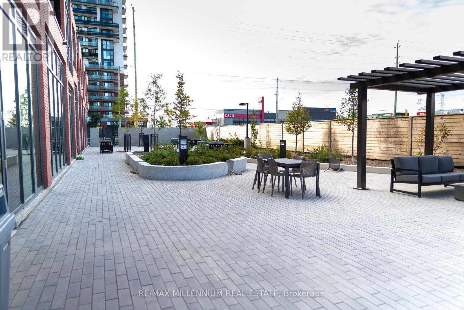 1540 - 2545 Simcoe Street N, Oshawa, ON - Outdoor