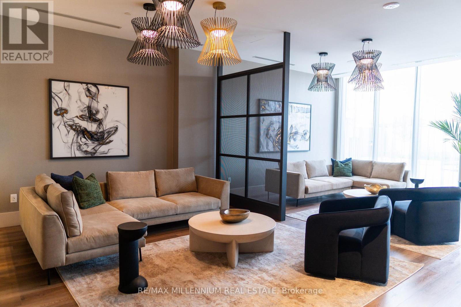 1540 - 2545 Simcoe Street N, Oshawa, ON - Indoor Photo Showing Living Room