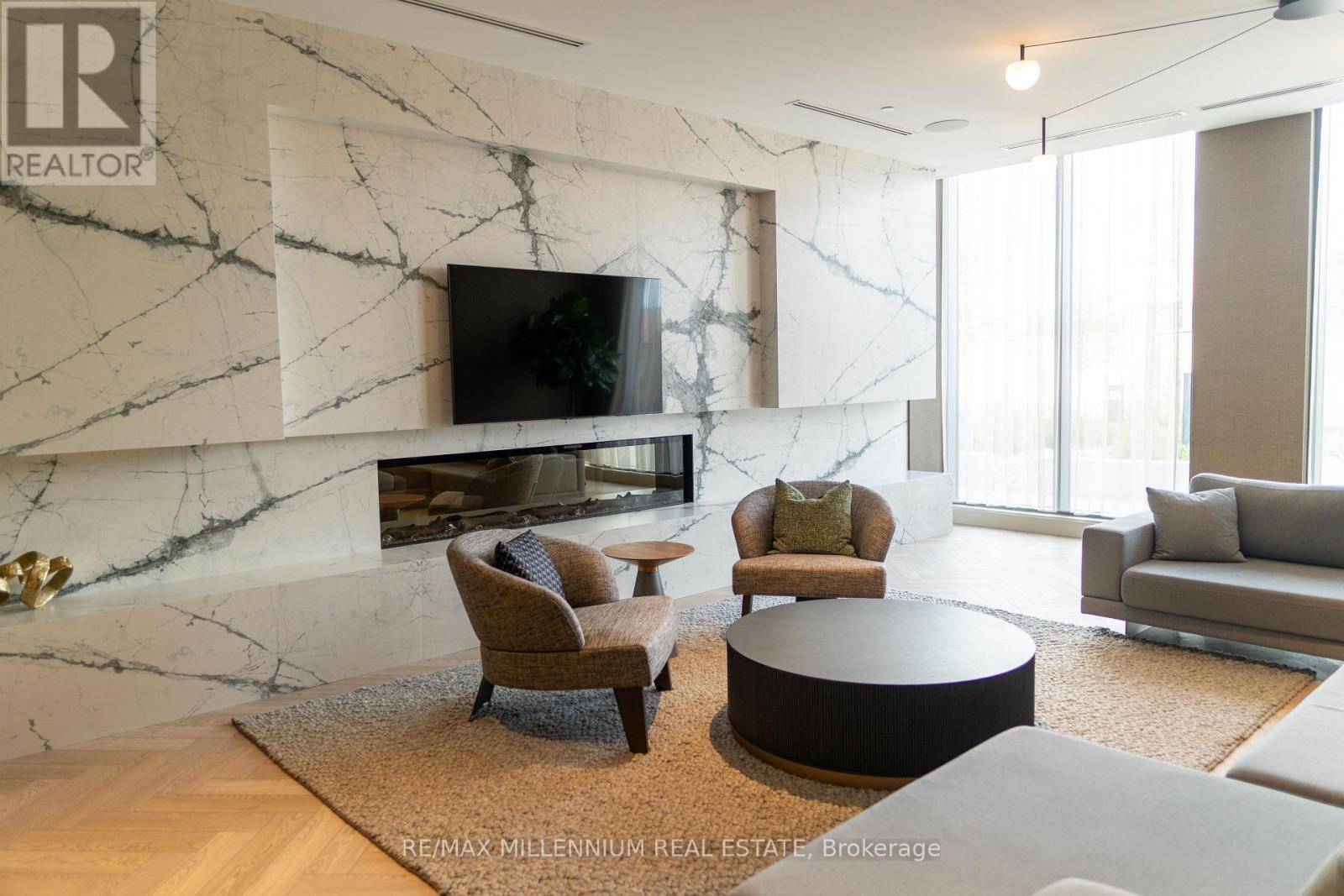 1540 - 2545 Simcoe Street N, Oshawa, ON - Indoor Photo Showing Living Room