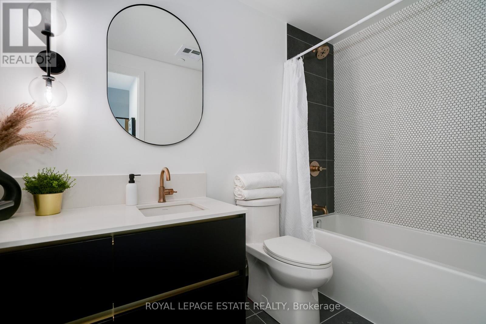 404 - 1285 Queen Street E, Toronto, ON - Indoor Photo Showing Bathroom