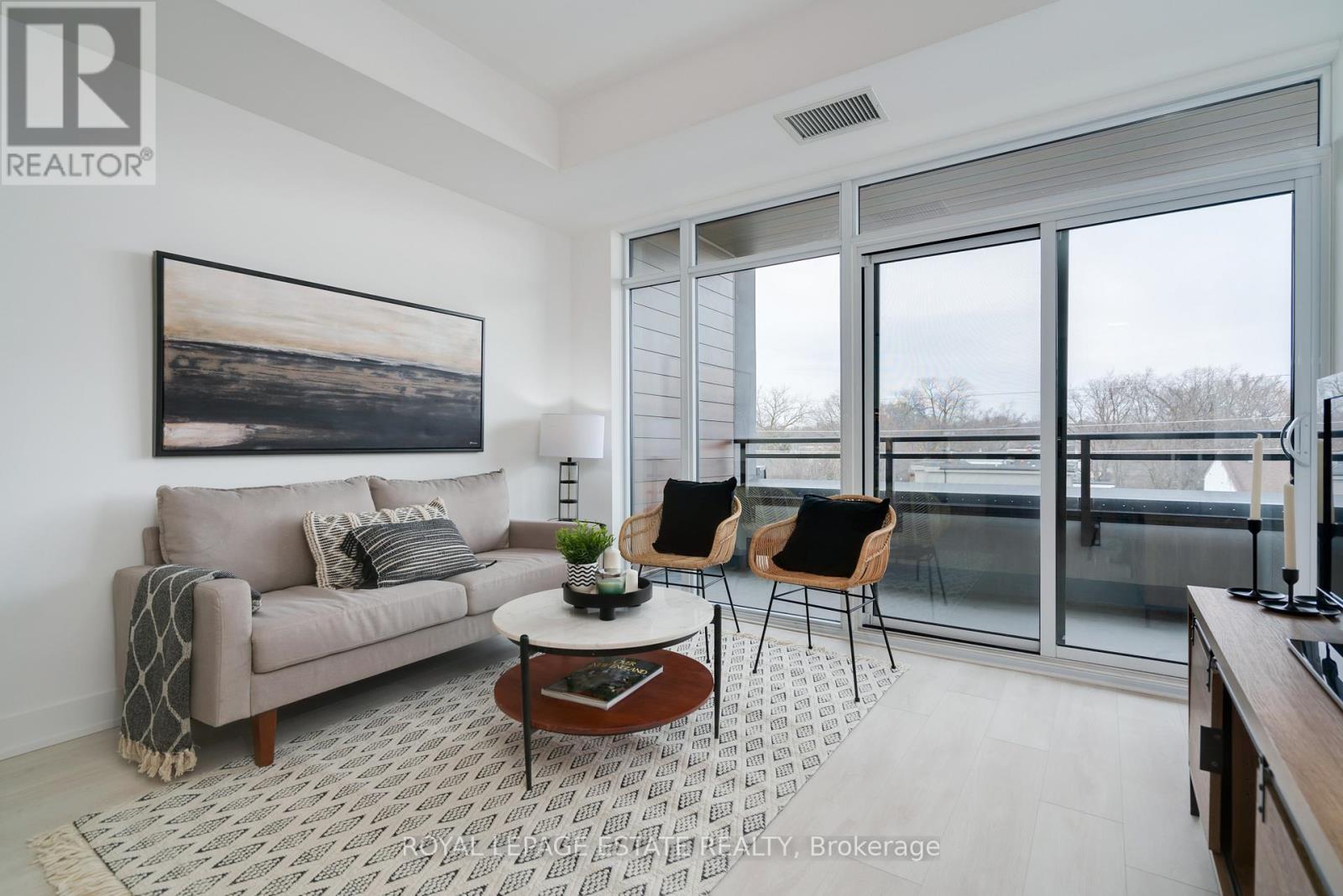 404 - 1285 Queen Street E, Toronto, ON - Indoor Photo Showing Living Room