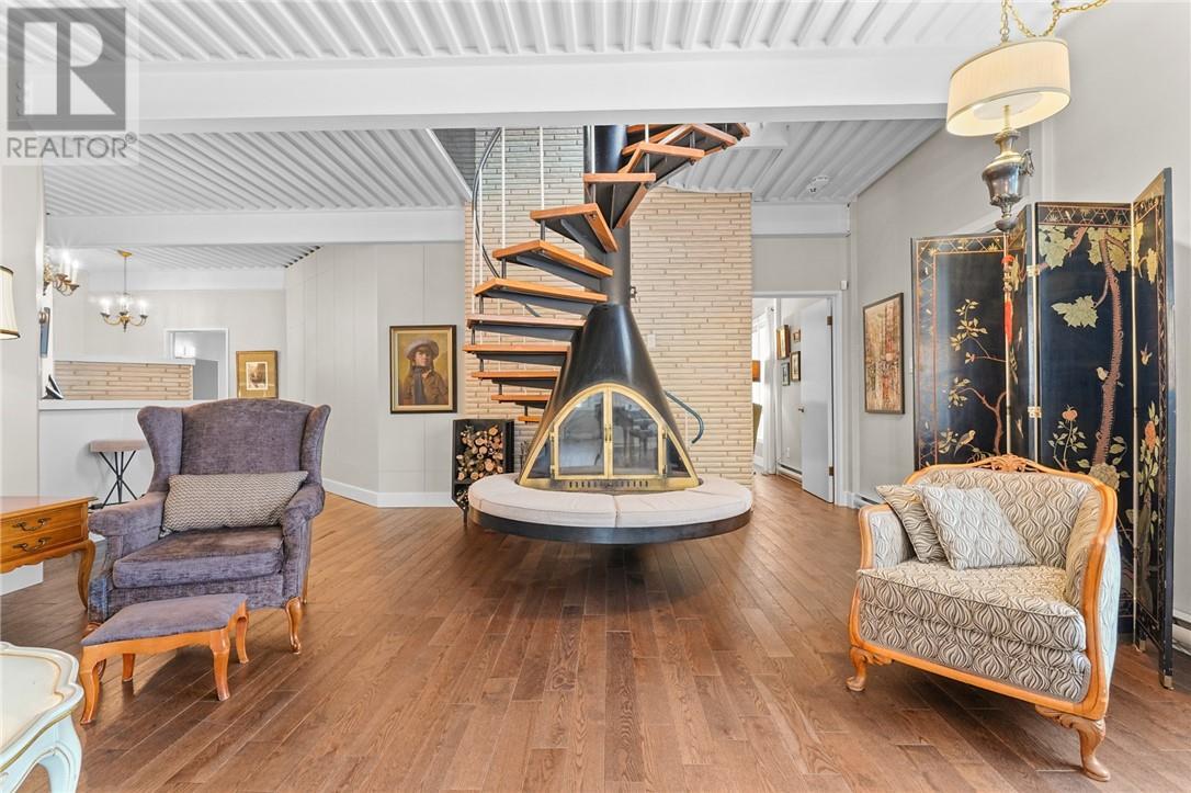 40 Lakeview Drive, Sudbury, ON - Indoor Photo Showing Living Room