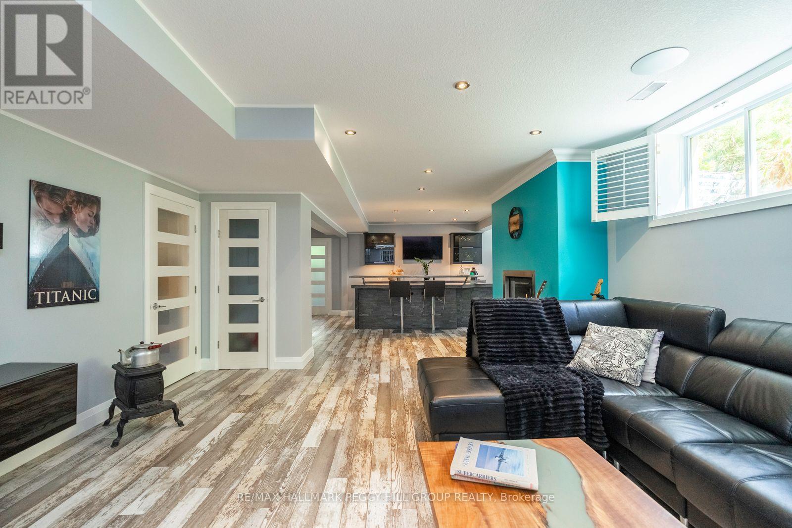 127 Goldfinch Crescent, Tiny, ON - Indoor Photo Showing Living Room