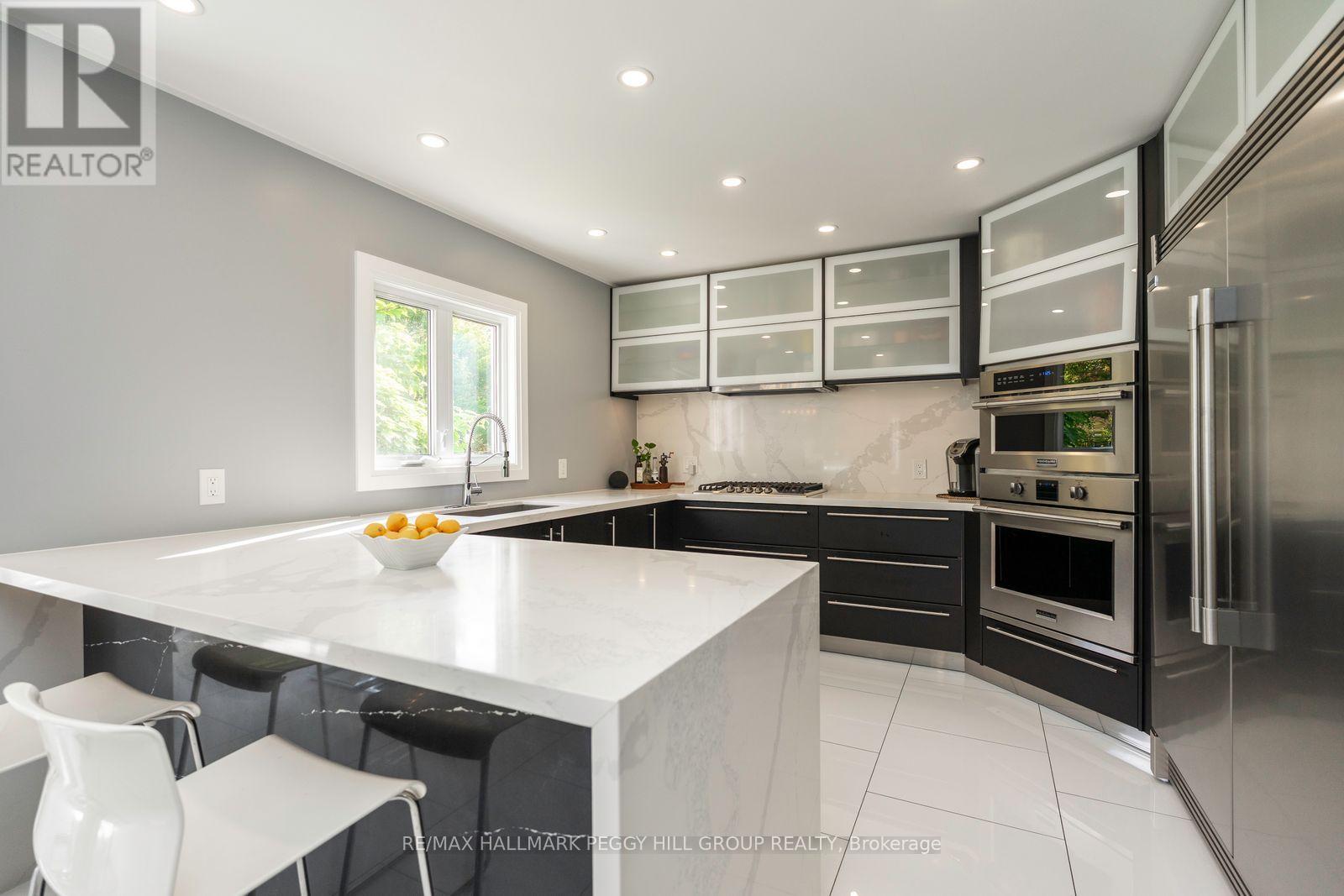 127 Goldfinch Crescent, Tiny, ON - Indoor Photo Showing Kitchen With Upgraded Kitchen