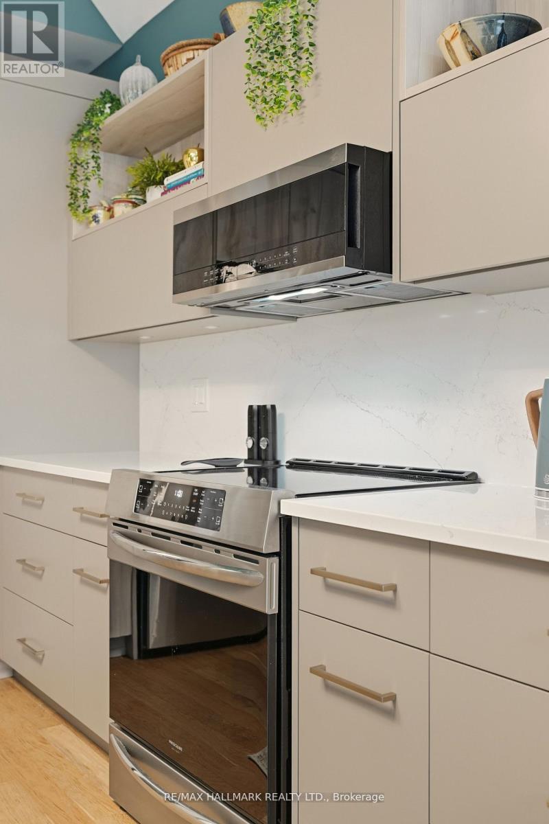 18 Mclean Avenue, Collingwood, ON - Indoor Photo Showing Kitchen