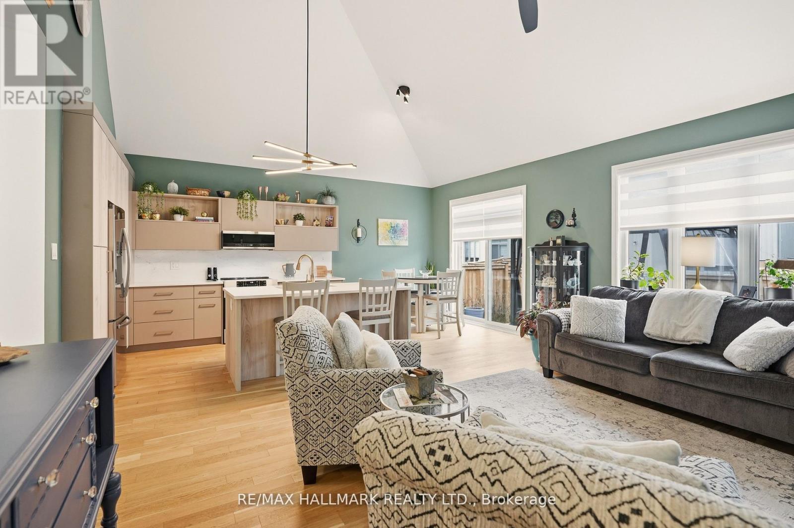 18 Mclean Avenue, Collingwood, ON - Indoor Photo Showing Living Room