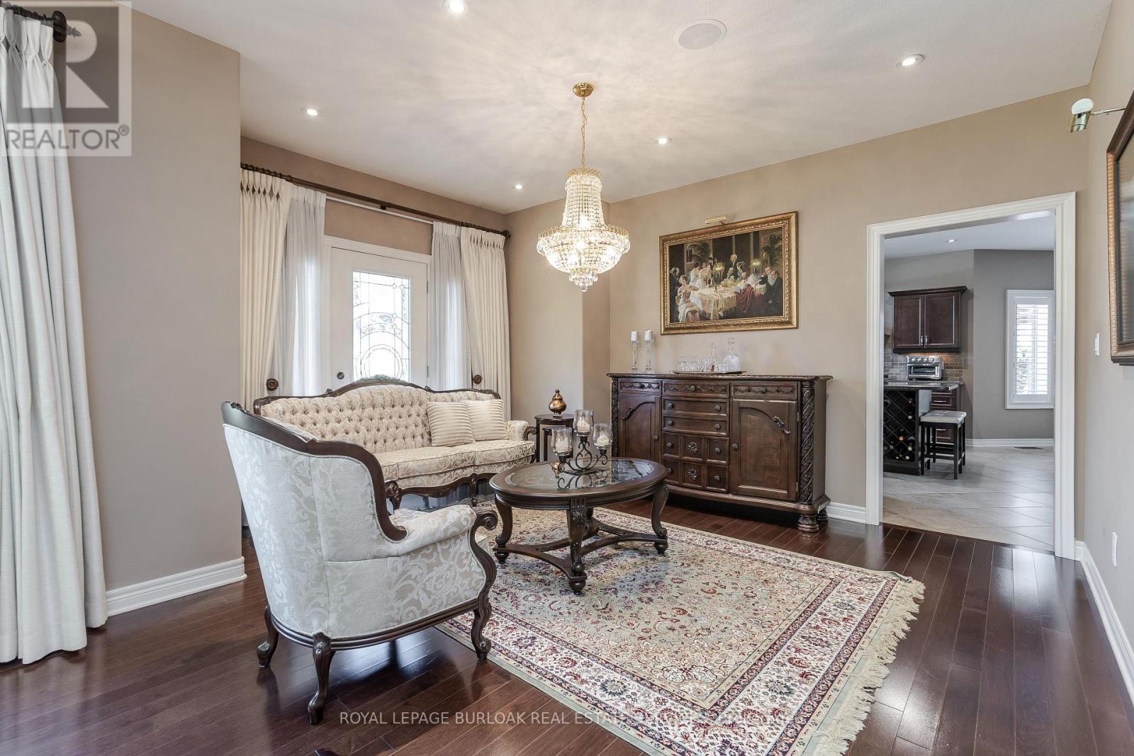 264 Dorchester Drive, Grimsby, ON - Indoor Photo Showing Living Room