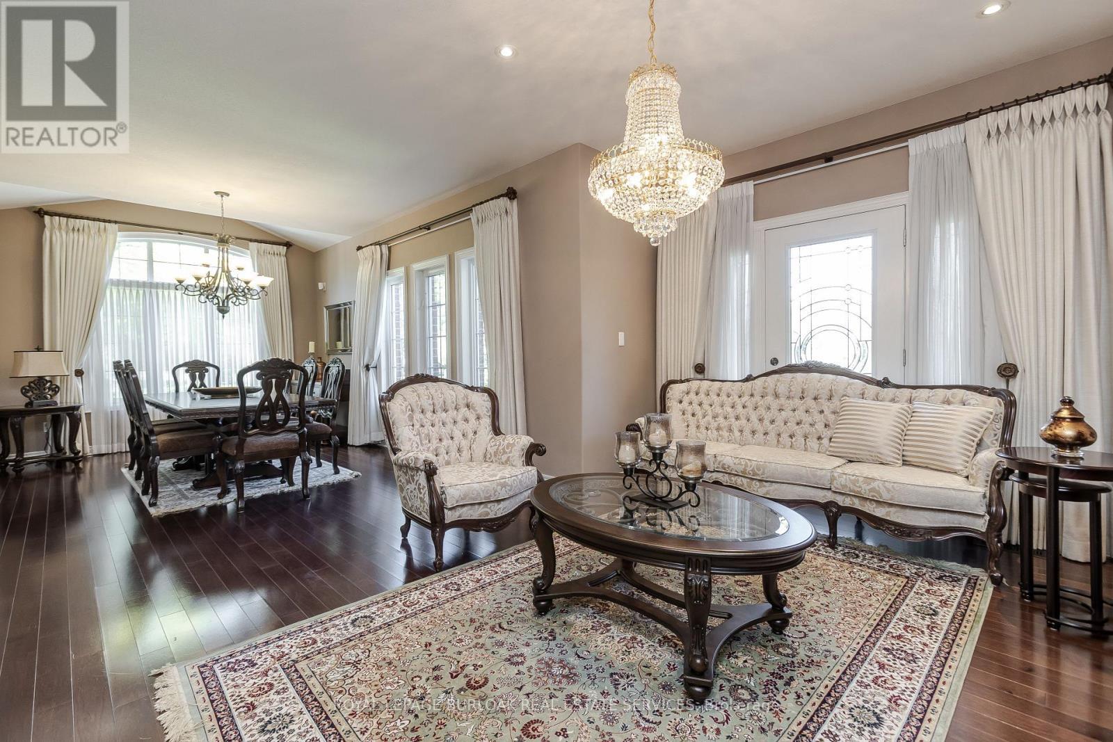 264 Dorchester Drive, Grimsby, ON - Indoor Photo Showing Living Room