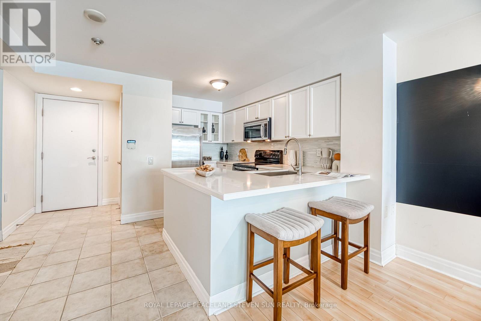 702 - 21 Hillcrest Avenue, Toronto, ON - Indoor Photo Showing Kitchen