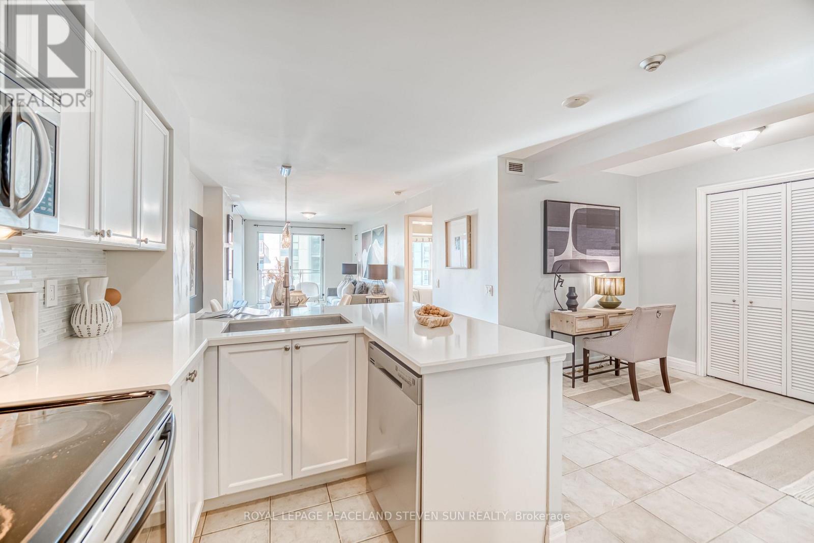 702 - 21 Hillcrest Avenue, Toronto, ON - Indoor Photo Showing Kitchen With Double Sink