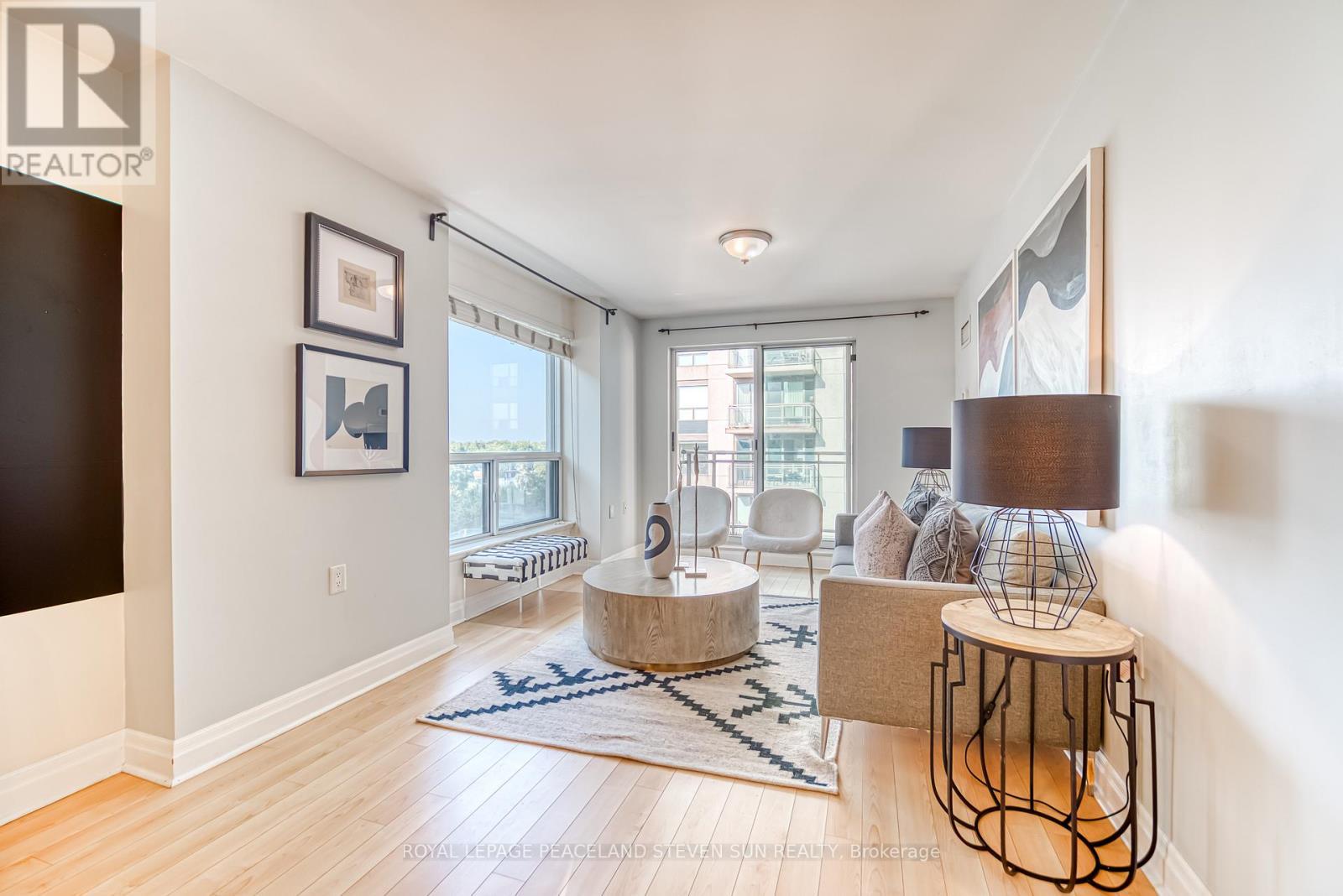 702 - 21 Hillcrest Avenue, Toronto, ON - Indoor Photo Showing Living Room