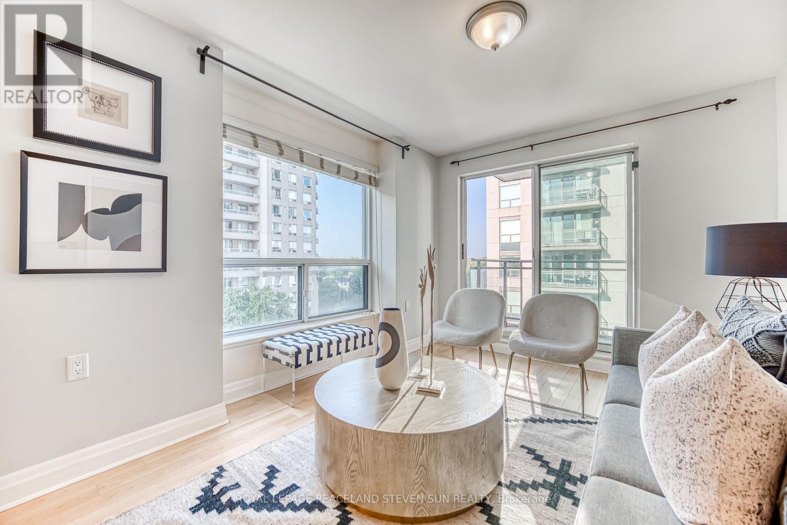 702 - 21 Hillcrest Avenue, Toronto, ON - Indoor Photo Showing Living Room