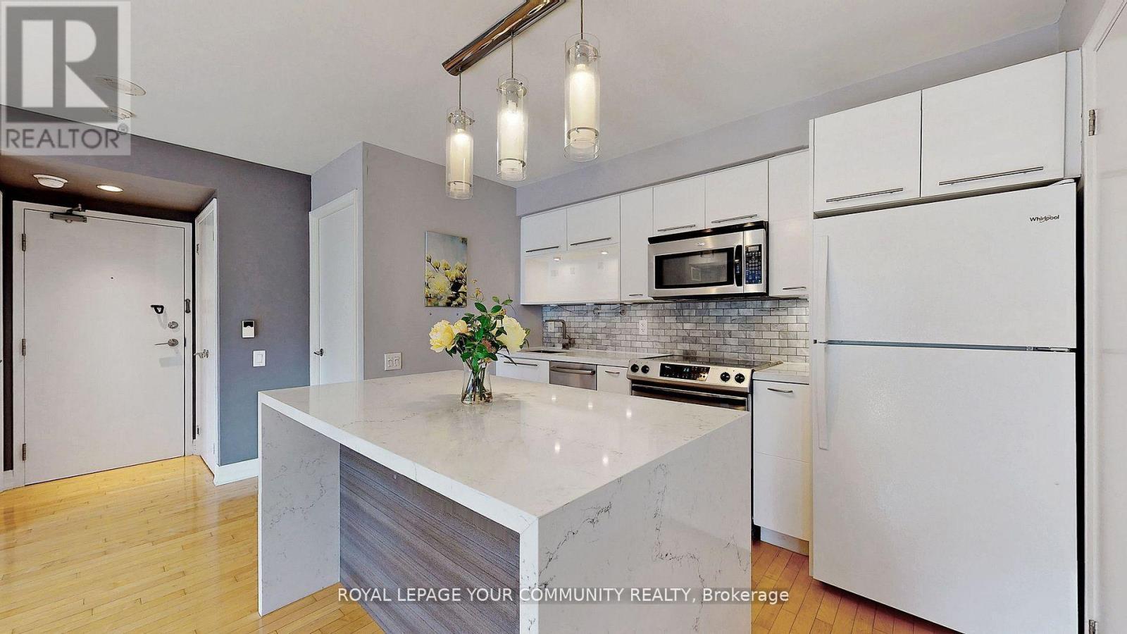 1701 - 21 Carlton Street, Toronto, ON - Indoor Photo Showing Kitchen With Upgraded Kitchen