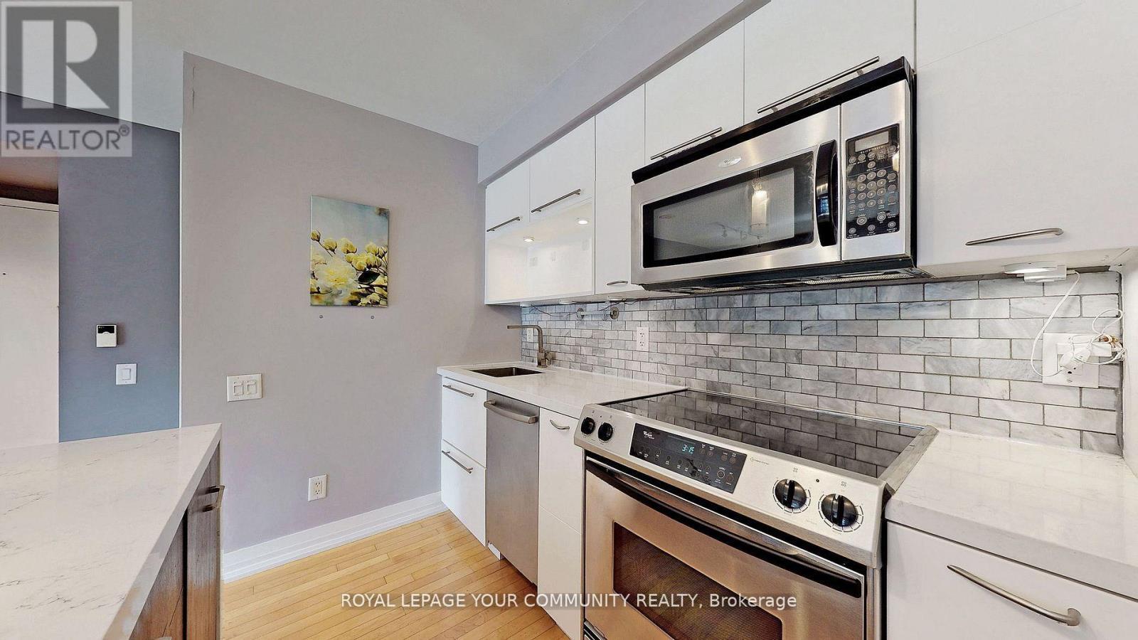 1701 - 21 Carlton Street, Toronto, ON - Indoor Photo Showing Kitchen