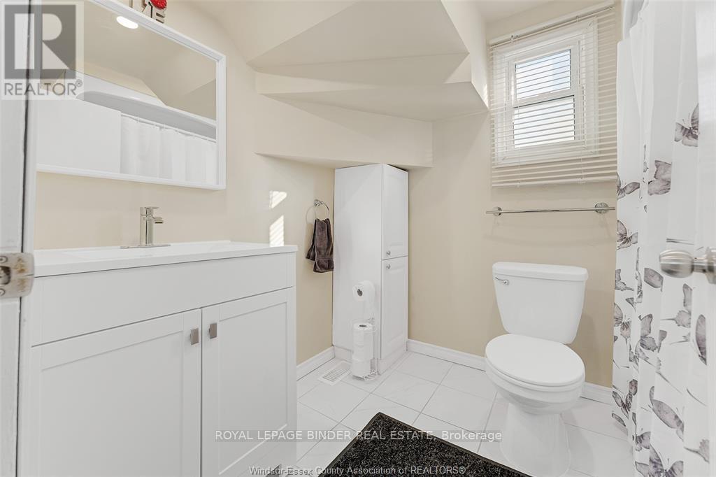 2065 Dominion Boulevard W, Windsor, ON - Indoor Photo Showing Bathroom