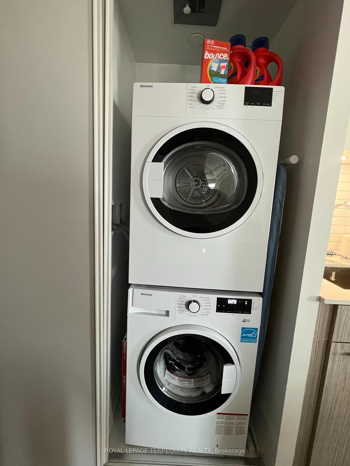 4603-251 Jarvis Street, Toronto, ON - Indoor Photo Showing Laundry Room